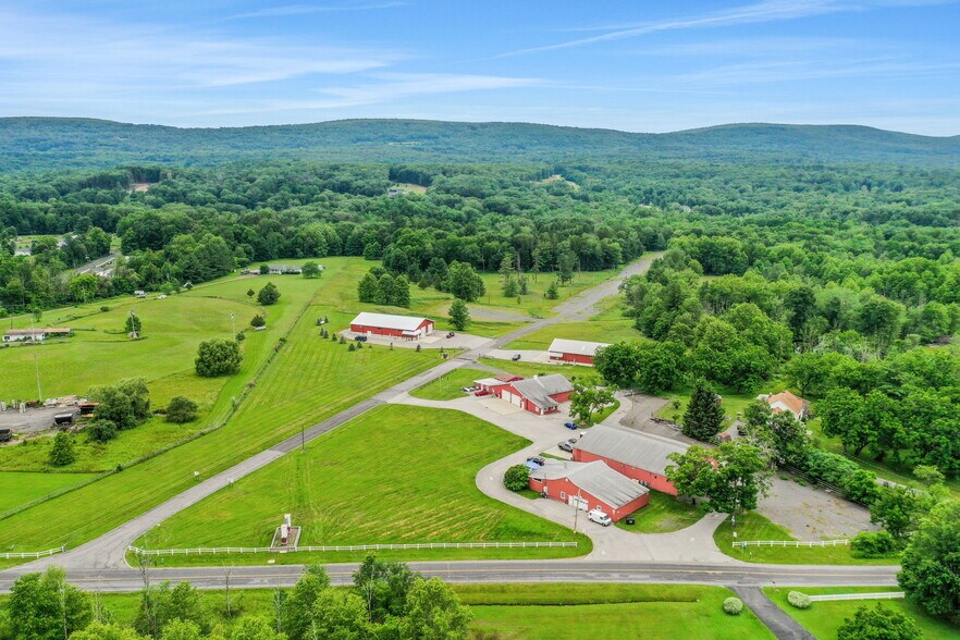 269 Stone Schoolhouse Rd, Bloomingburg, NY à vendre - Photo du bâtiment - Image 2 de 91