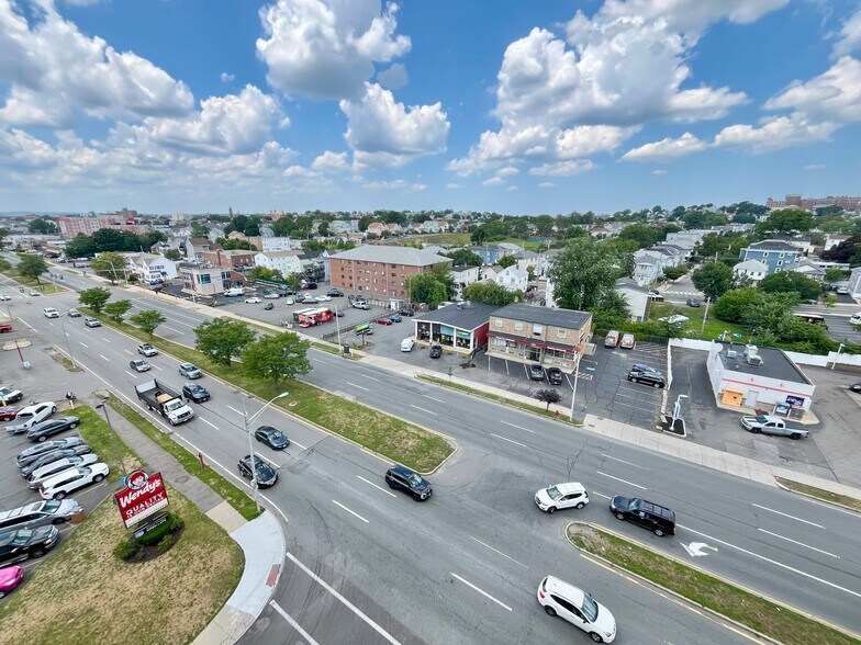 1727 Revere Beach Pky, Everett, MA à vendre - Photo du bâtiment - Image 1 de 3