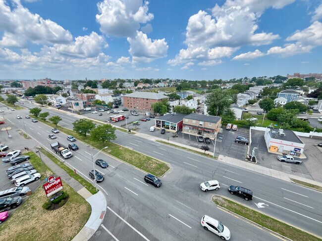 Plus de détails pour 1727 Revere Beach Pky, Everett, MA - Commerce de détail à vendre