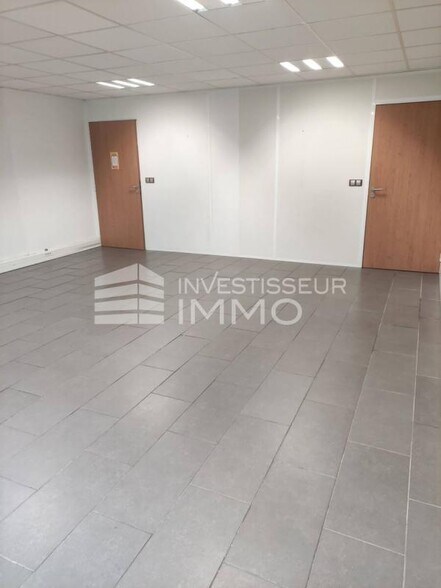 Office in Lognes for lease - Interior Photo - Image 1 of 3