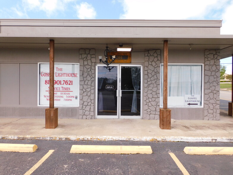 200-202 S Ridgeway Dr, Cleburne, TX for lease - Building Photo - Image 2 of 2