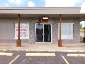 200-202 S Ridgeway Dr, Cleburne, TX for lease Building Photo- Image 2 of 7