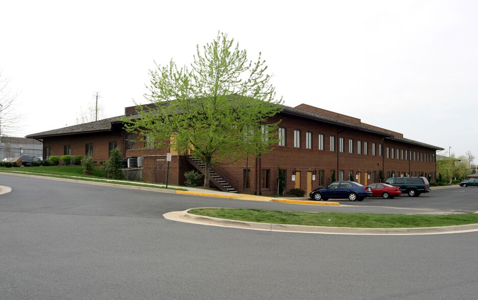 112 Elden St, Herndon, VA à vendre - Photo du bâtiment - Image 2 de 6