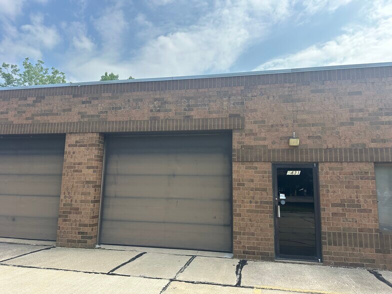 9423-9435 Mercantile Dr, Mentor, OH à louer - Photo du bâtiment - Image 3 de 8