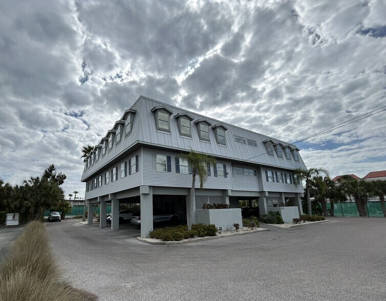 3909 E Bay Dr, Holmes Beach, FL à vendre - Photo du bâtiment - Image 3 de 21