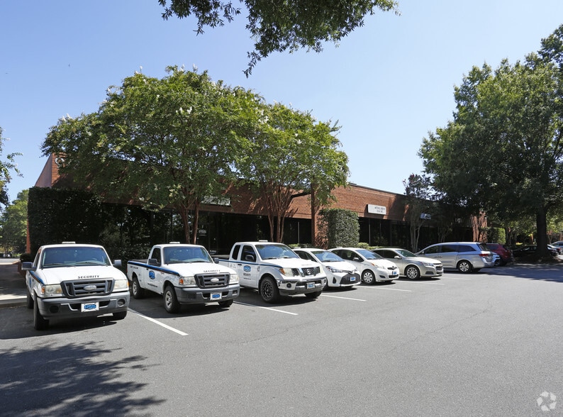 9731 Southern Pine Blvd, Charlotte, NC for lease - Building Photo - Image 2 of 3