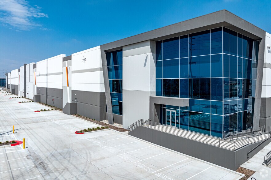 13160 Napa St, Rancho Cucamonga, CA à louer - Photo du bâtiment - Image 1 de 7